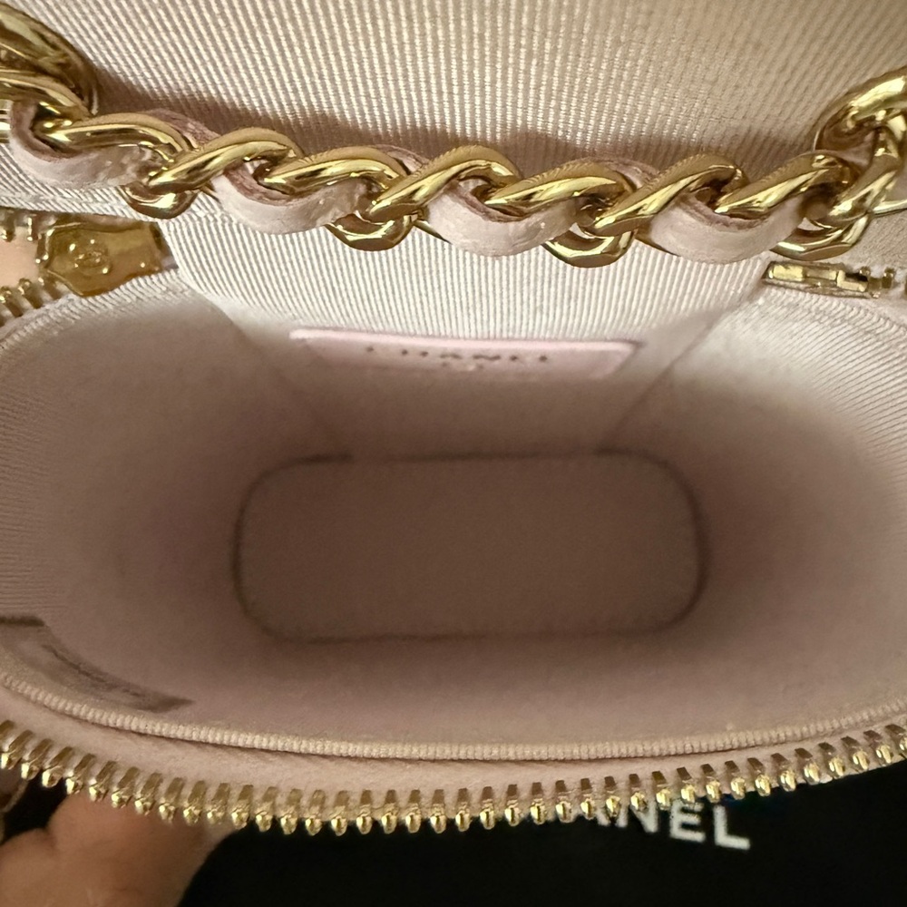 Chanel Vanity - Picture 6 of 7